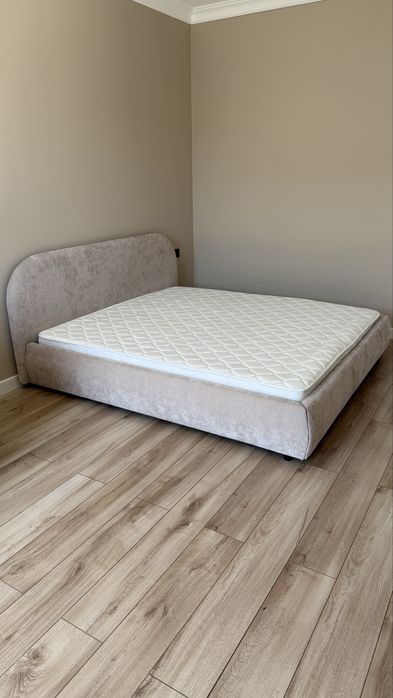 Продам кровать с матрасом, размер 200х180сс