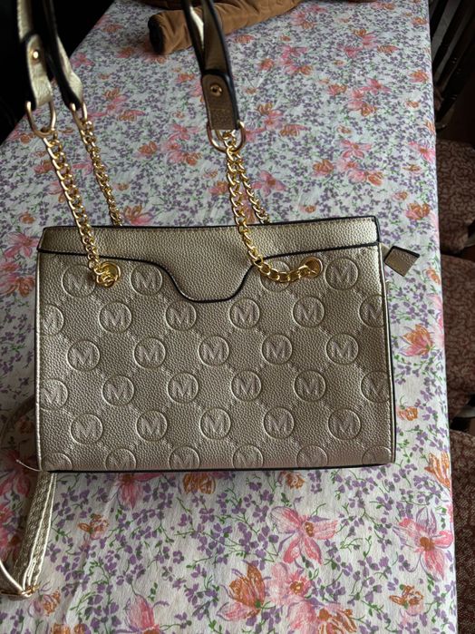 Чисто нова златиста чанта Massimo