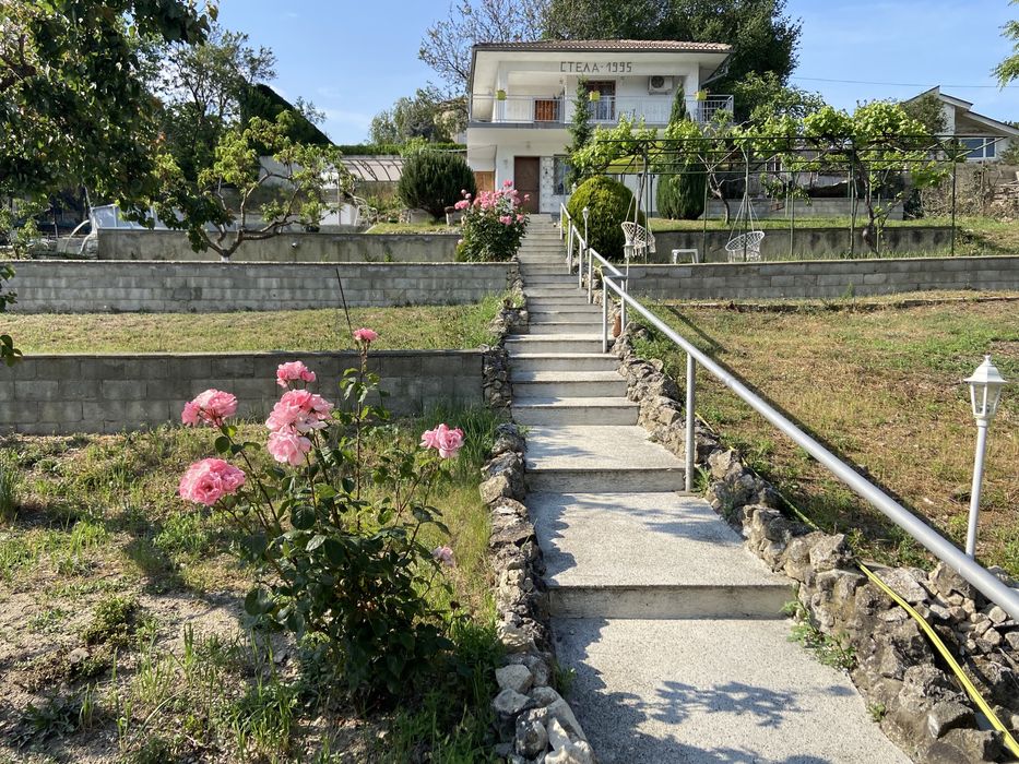 Самостоятелна вила за нощувки за 4-ма с барбекю, басейн, батут, гледка