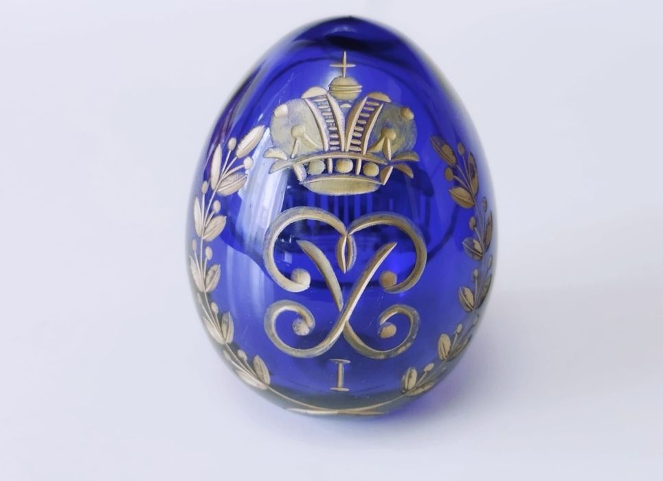 Ou din sticla albastru cobalt, sculptat manual