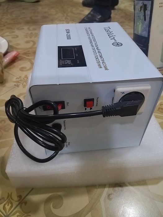 Поддерживает стабильное напряжение в сети (обычно 220 В) для защиты эл