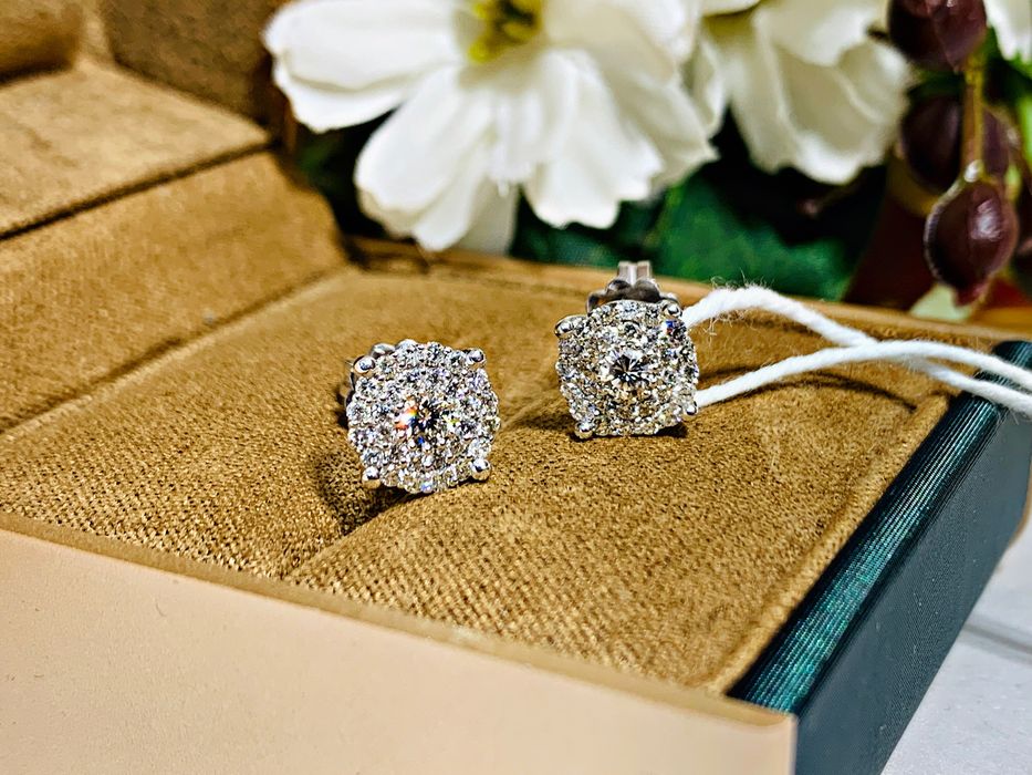 Изящные золотые серьги модели «Пусеты» с бриллиантами