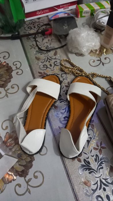 Продаются женские босоножки