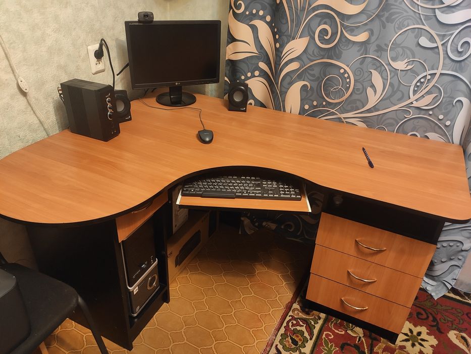 Стол компьютерный угловой