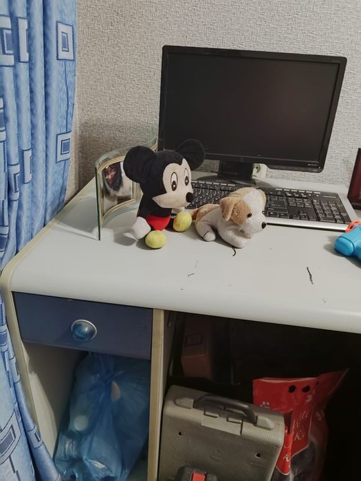 Комплект мебели в детскую комнату.