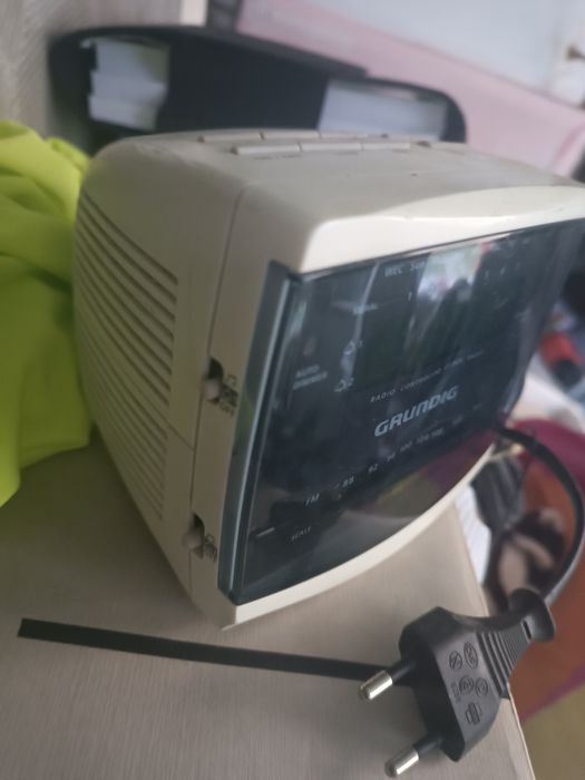 Radio Grundig cu afișaj ceas