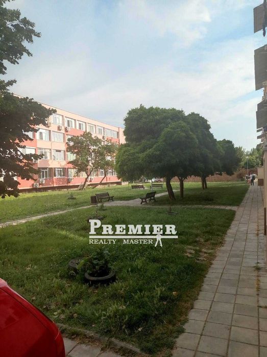 Продава се студио в жилищна сграда в центъра на курорта Слънчев бряг.
