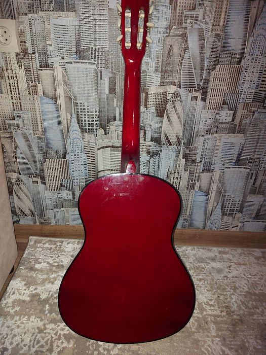 Продам гитару классическую,6 струн