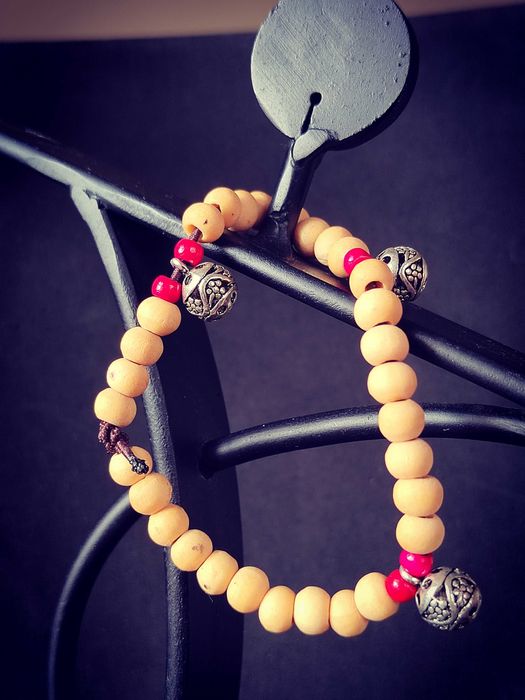 Ръчно изработени гривни и обеци от естествени материали