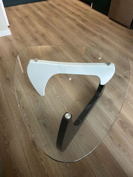 Стъклена холна маса