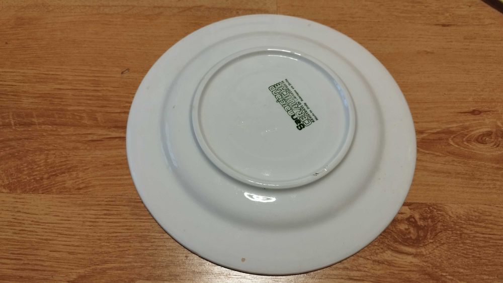 Красива порцеланова чиния от Италия.