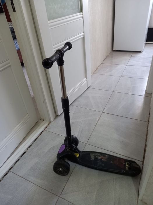Срочно поодам детский самокат