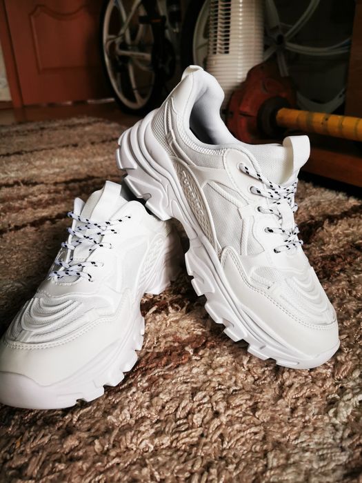 Кроссовки. Новые. Лёгкие.