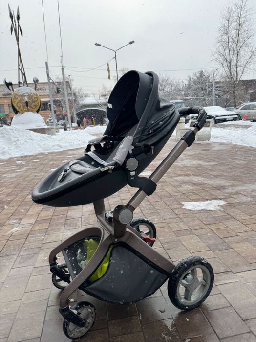 Детская коляска фирмы Hot mom
