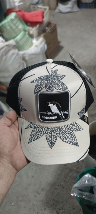 Два новых кепки продаются срочно