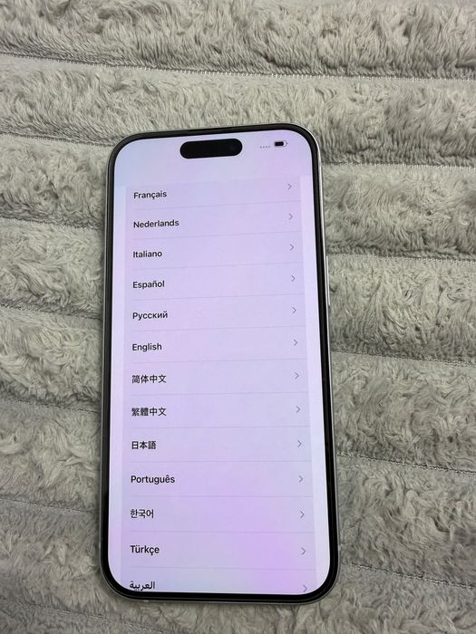 Vand iPhone 15 liber de rețea