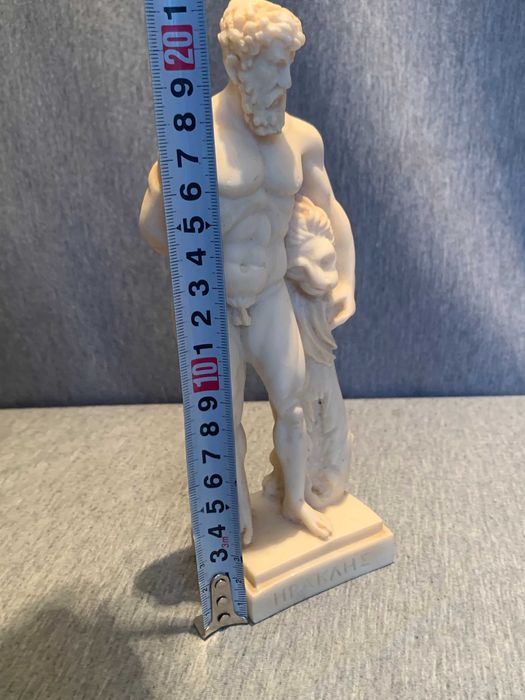 статуетка от алабастър Древногръцкият герой Херкулес и Нейският лъв
