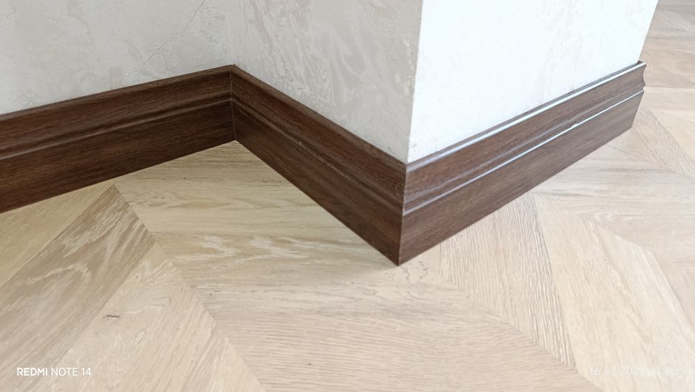 Установка МДФ плинтуса.