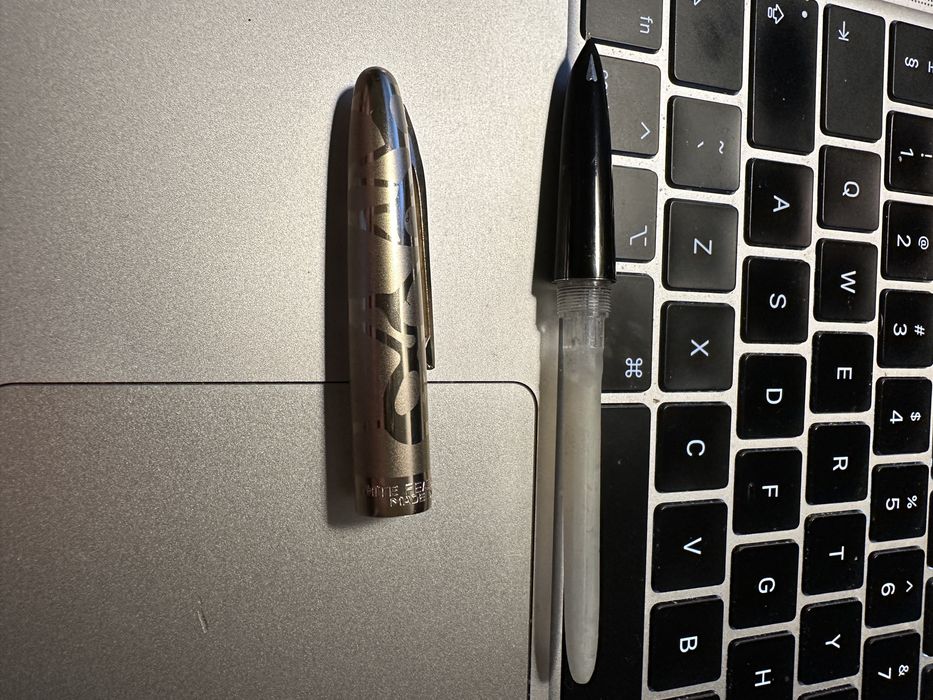 Stilou chinezesc white Feather NOS