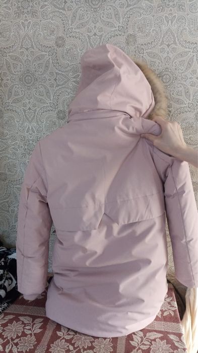 Продам зимнюю куртку на девочку 8-9 лет