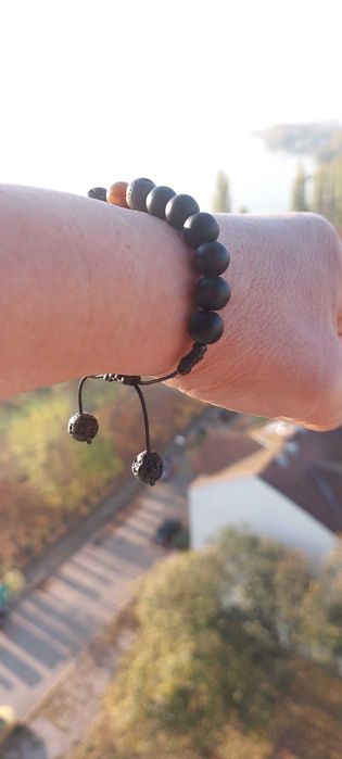 Ръчно плетена гривна с естествени камъни