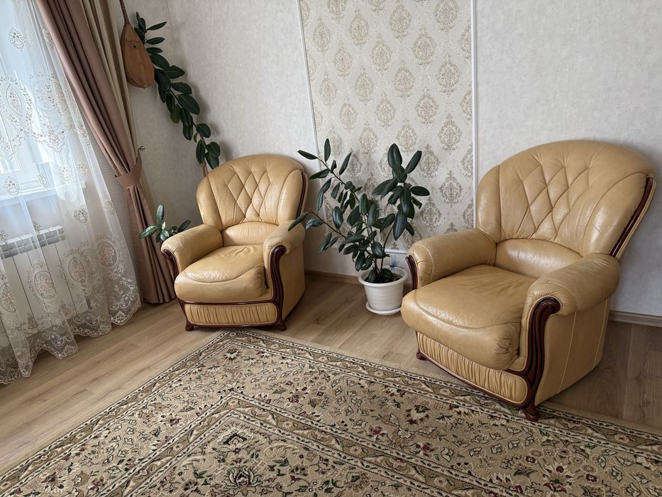 Продам набор кожаный диван и кресла