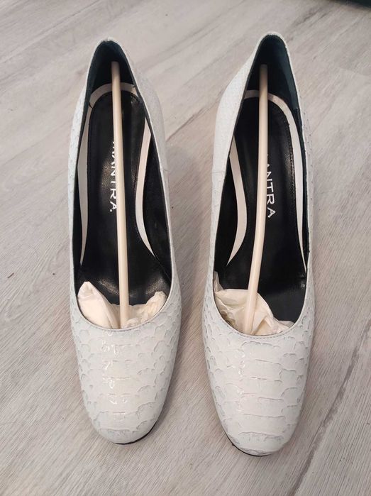 Pantofi albi din piele naturala