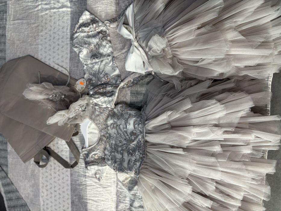 Нарядное платье для девочки НОВОЕ