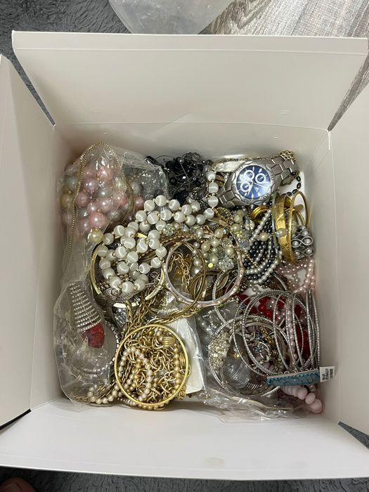 Bijuterii inoxidabile,în cutiile mici sunt până la 20 de accesorii