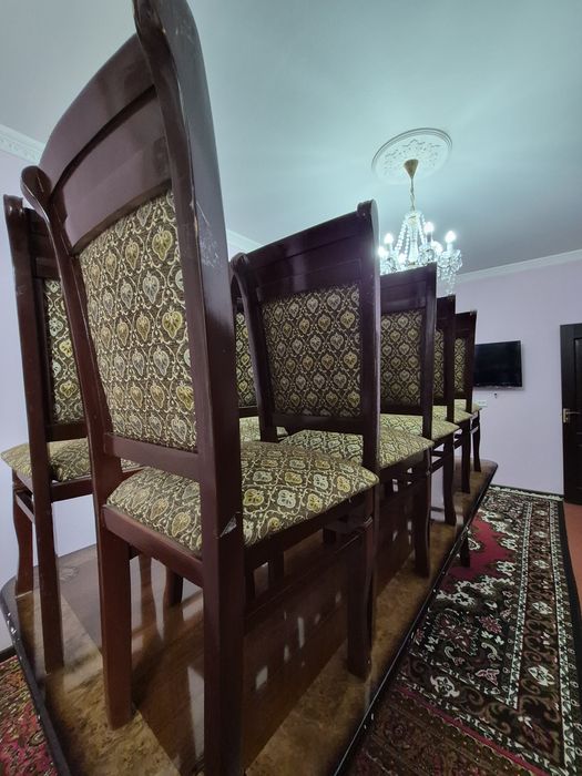 Стол ва 12 та стул сотилади. Холат яхши синмаган