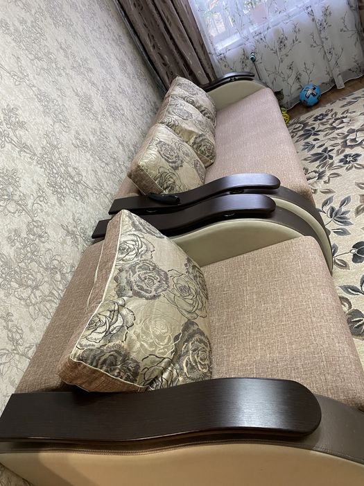 Диван  с  креслом .