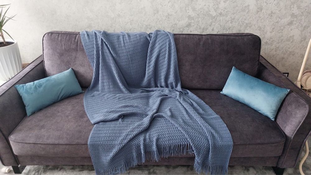 Шторы, тумбочки, покрывала, подушки