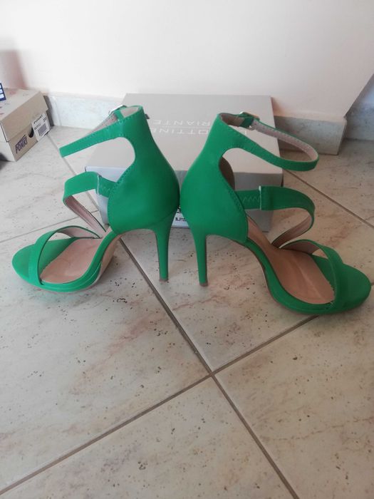 Зелен елегантен сандал на ток