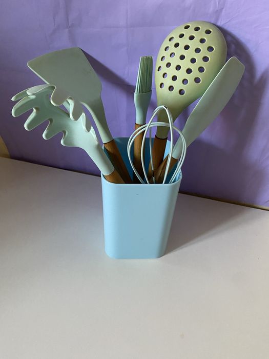 Кухонный  набор  продам .  Безторг