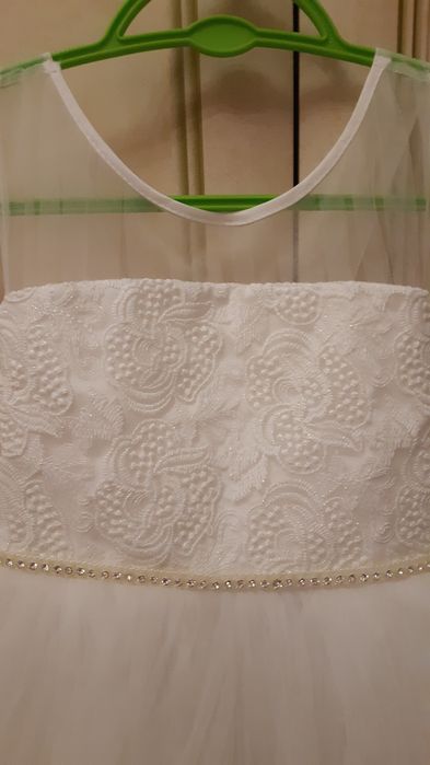 Нарядное белое платье принцессы