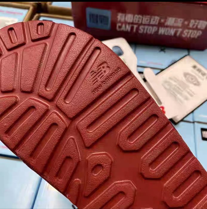 Тапочка мужской бренда new balance есть все размеры.