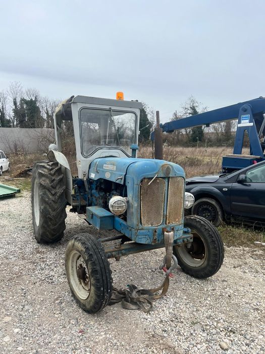 Vând tractor Ford