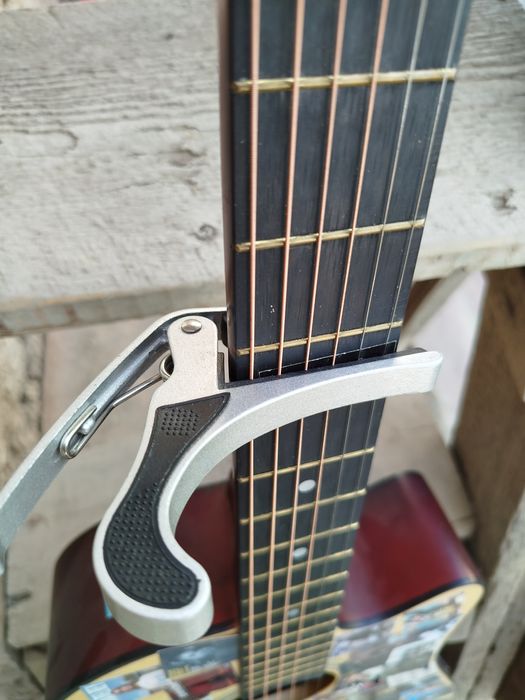 Estetik gitara sotiladi