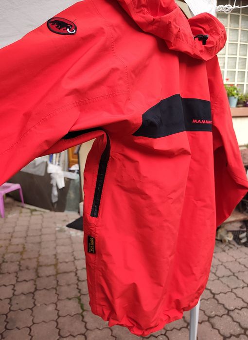 Jacheta Mammut Gore Tex 36-38  impermeabila cu gluga 3 buzunare cu fermoar deschidere dubla  arici la mîneci