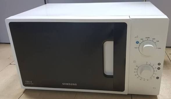 Vând cuptor microunde Samsung ME71A