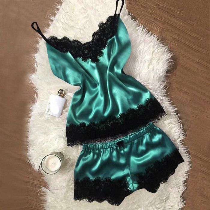 Дамска пижама комплект сатен, топ и къси панталонки, стилна