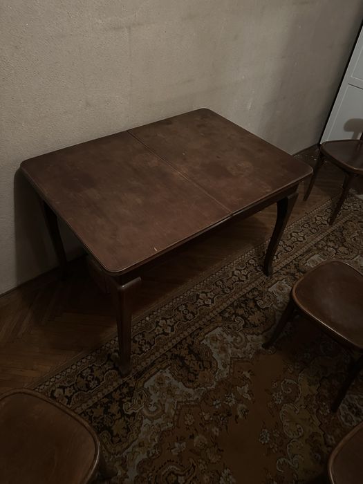 Masă extensibilă din lemn masiv + 4 scaune