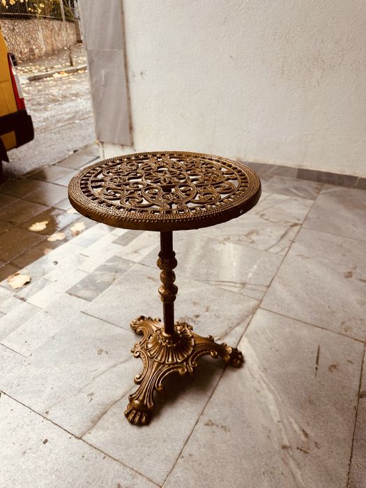 Декоративна ретро масичка в бароков стил – метална, златиста