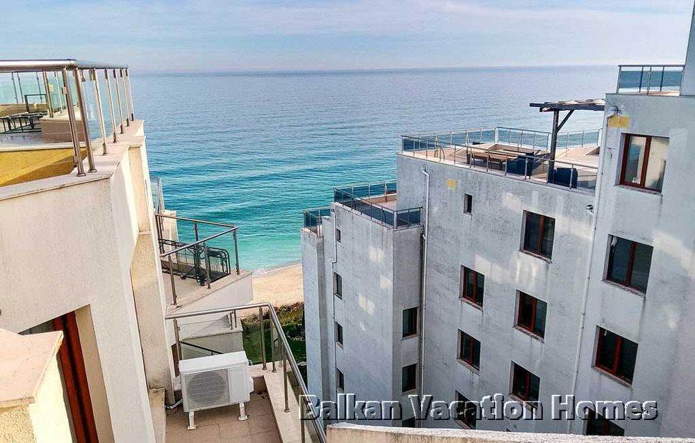 Двустаен апартамент с голяма покривна тераса – на 100 м от морето