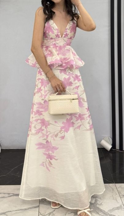 Нежное платье с баской