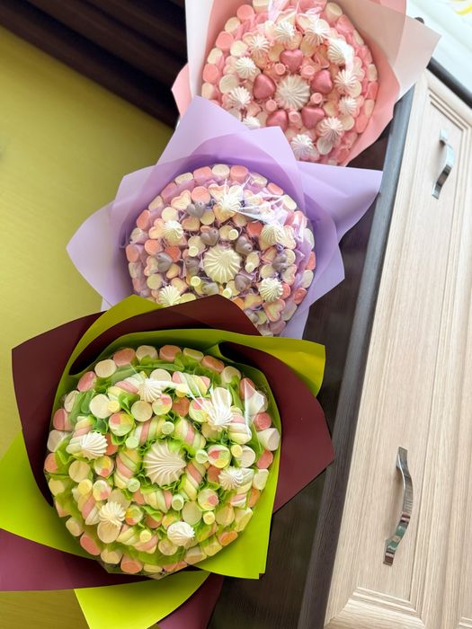 Сладкие букеты, подарки из шоколада и мармелада