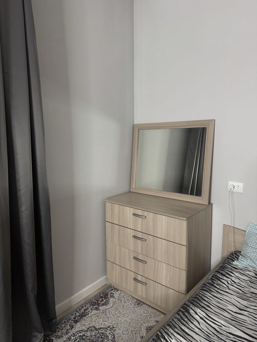 Комод с зеркалом для спальни