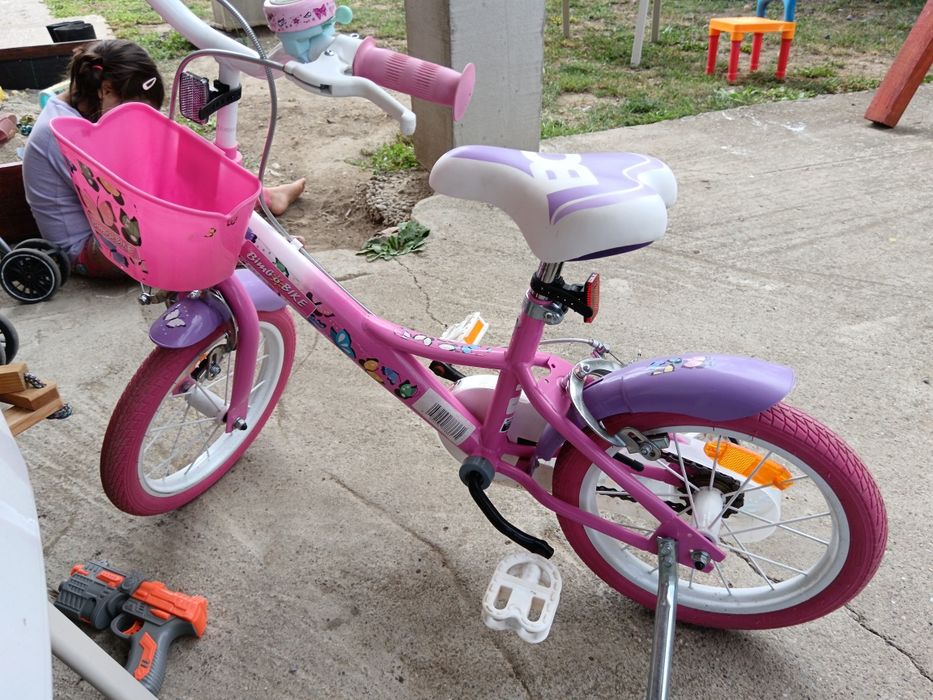 Bicicleta fetiță cu ajutătoare
