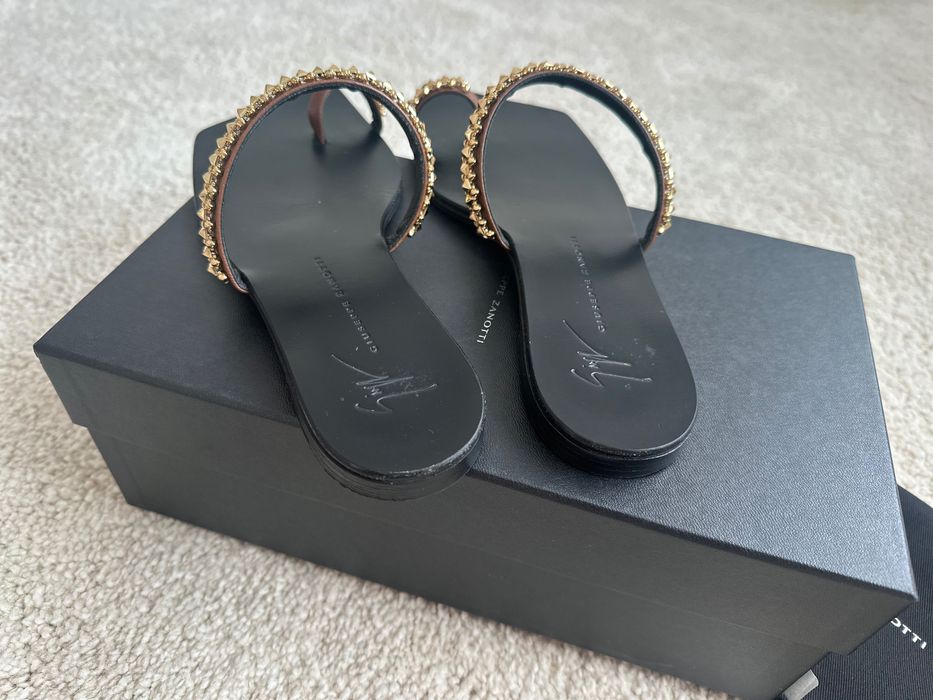 Vând sandale Giuseppe Zanotti