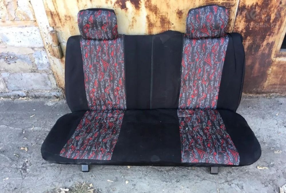 Сиденья разные, с разных машин